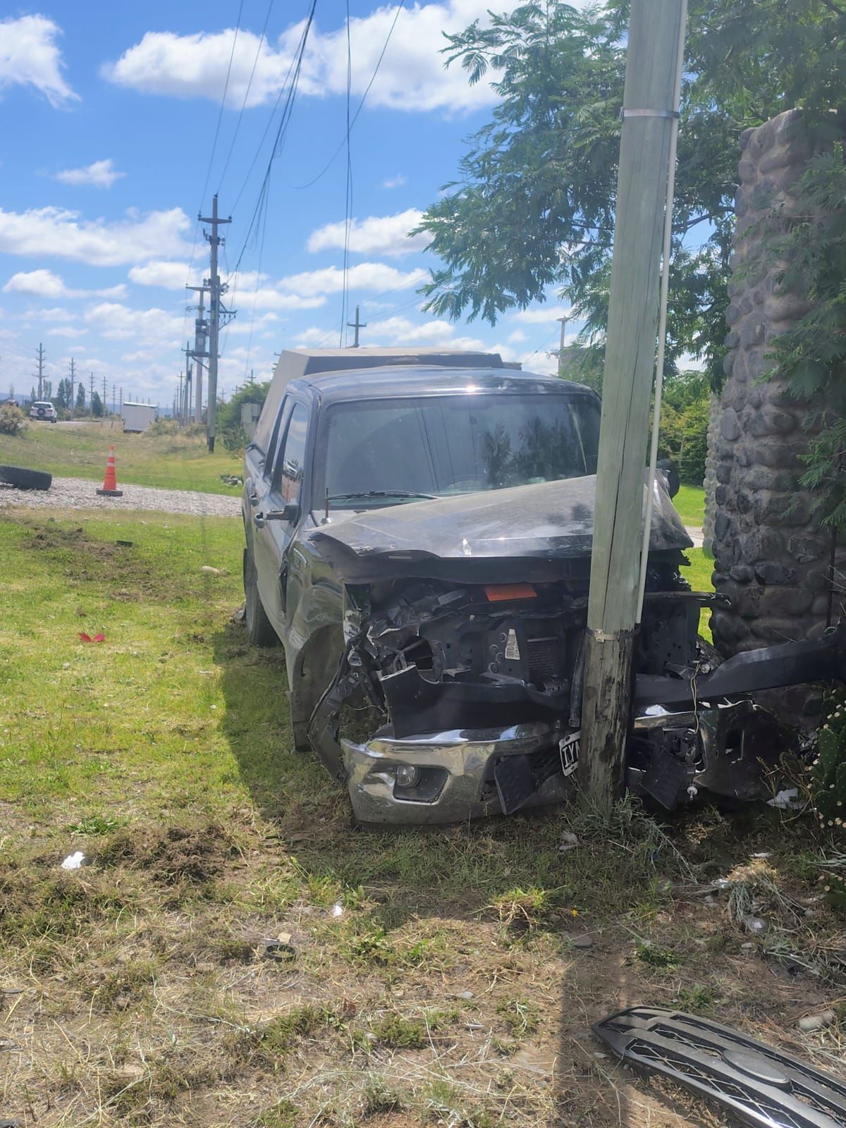 Violento accidente frente a la bodega La Azul dejó 3 heridos tras un fuerte choque en la Ruta 89