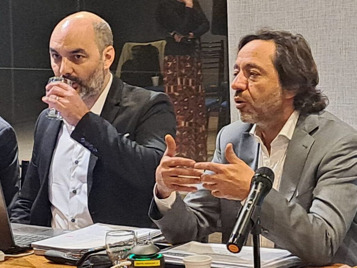 Fernando Simón y el director de Administración de Fiscalía de Estado, Pablo Frigolé, al explicar el alcance del presupuesto 2025.