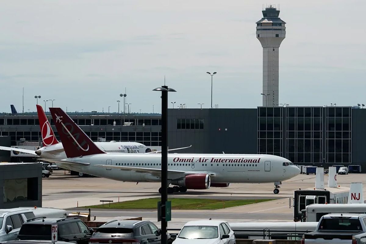 Un vuelo chárter de Omni Air International procedente de Sudáfrica aterriza en el Aeropuerto Internacional de Dulles, Dulles, Virginia en Estados Unidos. Crédito: EFE/EPA/Will Oliver.