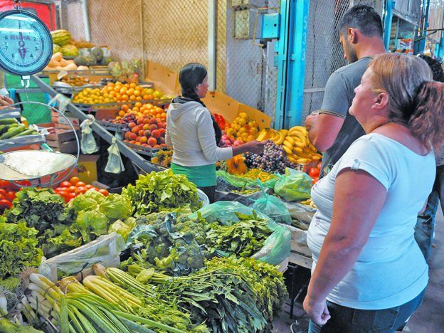 Tras la devaluación, cada vez más personas compran sus frutas y verduras en la feria para ahorrar