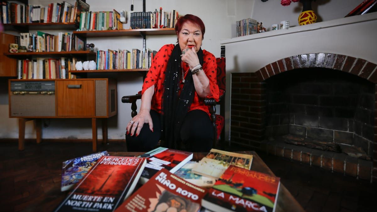 La escritora Mercedes Fern&aacute;ndez con parte de su obra literaria. Fotos: Nicol&aacute;s Rios