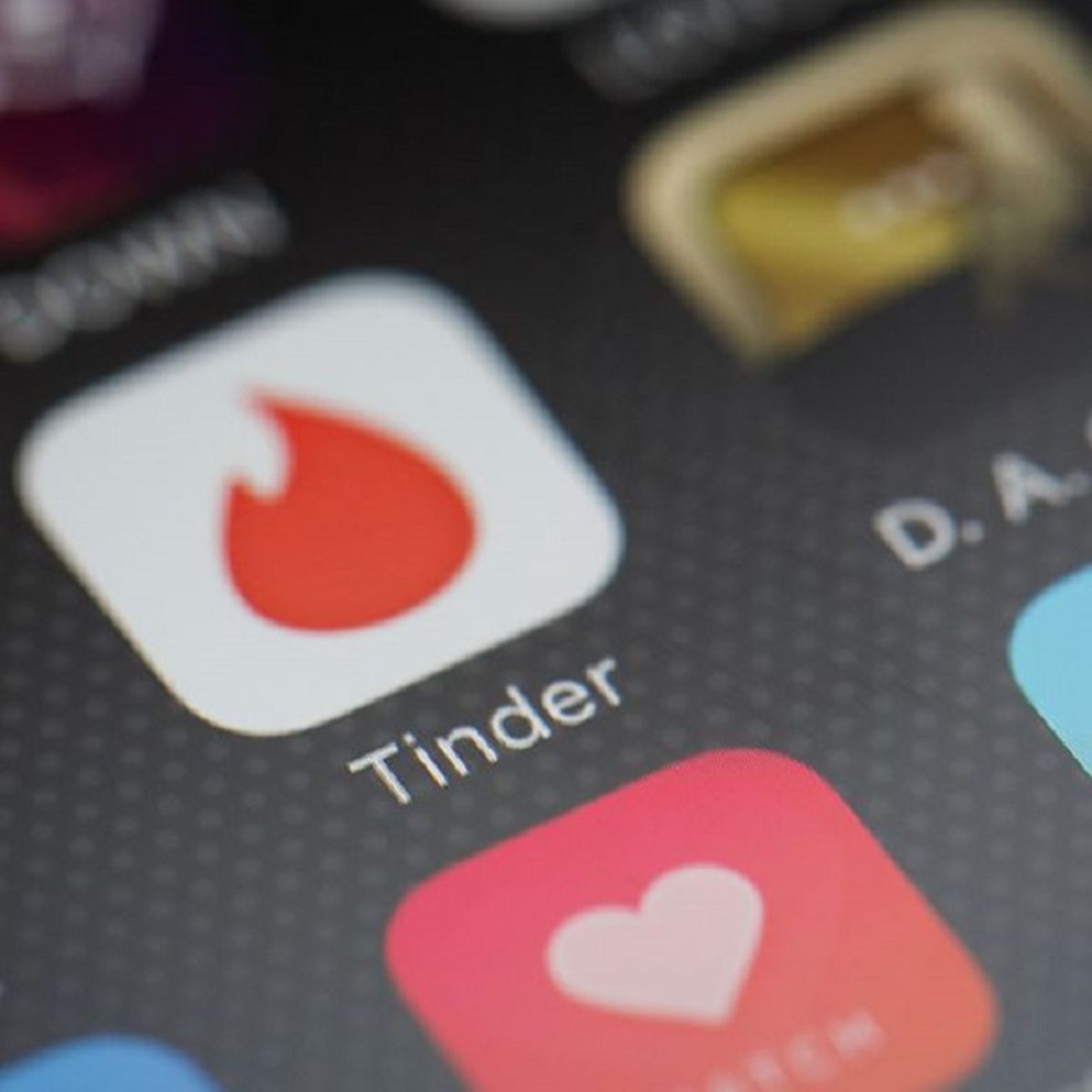 Las aplicaciones de citas son el blanco de estos estafadores y lo mismo pasa con los usuarios de Facebook