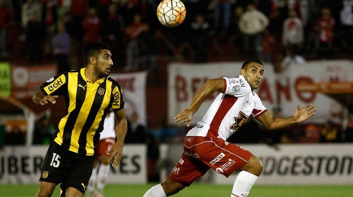 En un final polémico, Huracán no pudo con Peñarol y empató sin goles