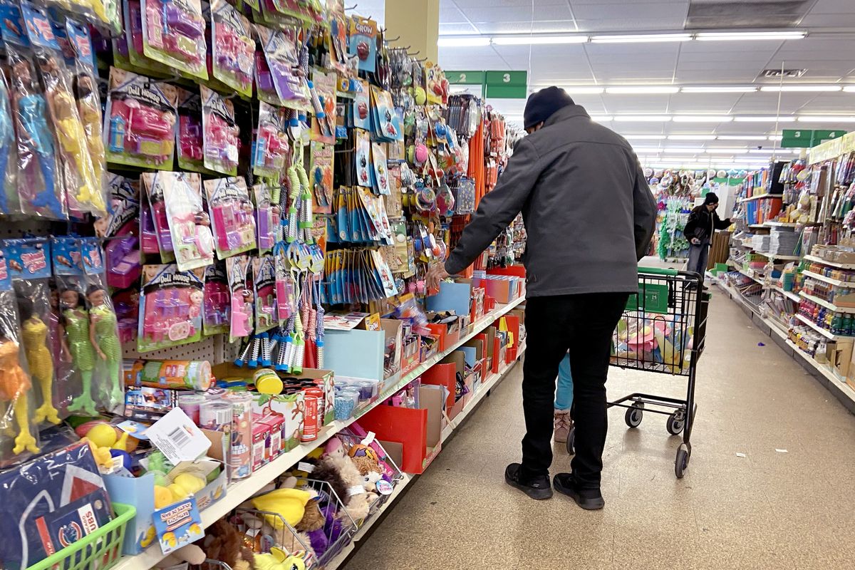 En Dollar Tree, cada empleado está capacitado para brindar una experiencia de compra excepcional y personalizada En Dollar Tree, cada empleado está capacitado para brindar una experiencia de compra excepcional y personalizada
