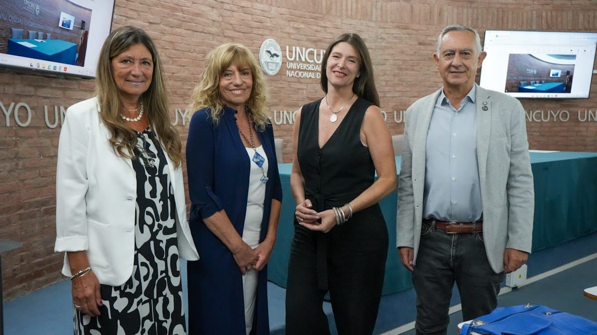 (de izquierda a derecha) Dra. Adriana Marra, junto a Margarita Viel, apoderada de Fundación Grupo América, Gabriela Alé, Directora Ejecutiva de Fundación Grupo América y el Dr. Carlos Bosshardt, celebran la firma de convenio marco con la UNCuyo que permitirá articular futuros proyectos solidarios. (de izquierda a derecha) Dra. Adriana Marra, junto a Margarita Viel, apoderada de Fundación Grupo América, Gabriela Alé, Directora Ejecutiva de Fundación Grupo América y el Dr. Carlos Bosshardt, celebran la firma de convenio marco con la UNCuyo que permitirá articular futuros proyectos solidarios.