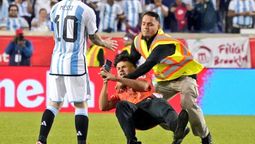 El momento en que un agente de seguridad reduce a Kenneth Leiva.
