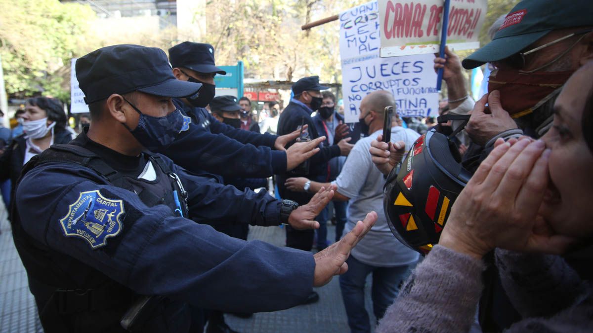 Momentos tensos se vivieron entre la policía y las personas que estaban en la marcha.&nbsp;