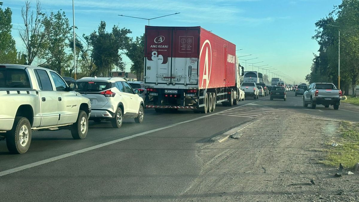 Con una tercera vía se aliviará el caos de tránsito diario del Acceso Sur. Con una tercera vía se aliviará el caos de tránsito diario del Acceso Sur.