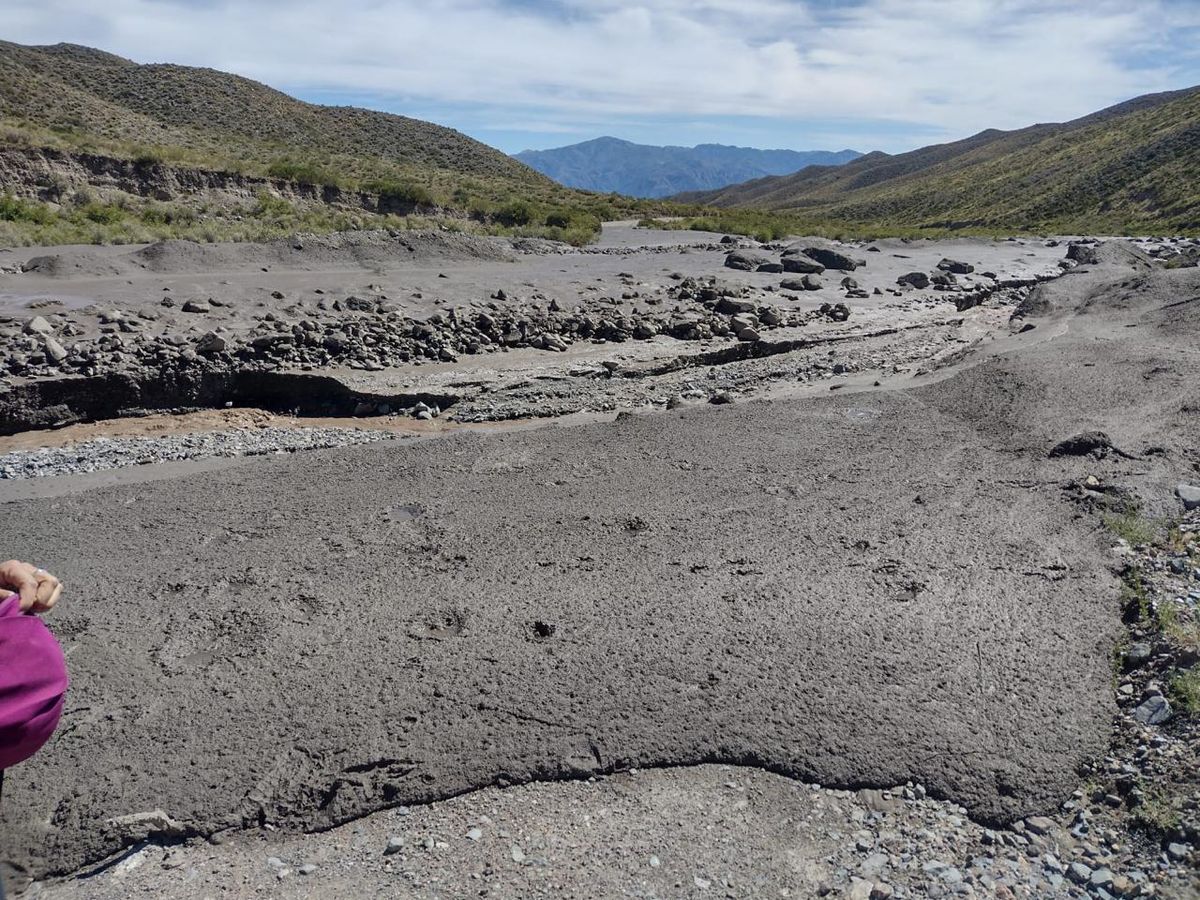 Una imagen del alud de barro y agua en la ruta 89, Puesto La Hoyada, entre Las Vegas y La Carrera. Una imagen del alud de barro y agua en la ruta 89, Puesto La Hoyada, entre Las Vegas y La Carrera.