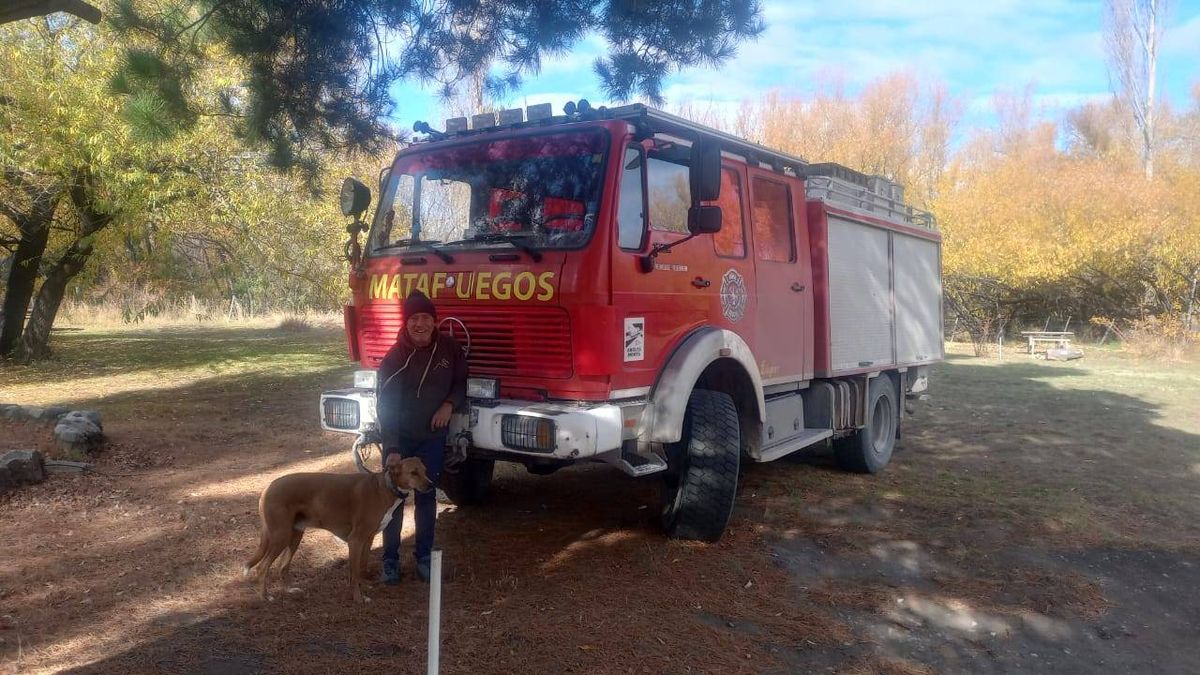 Mingo y sus dos inseparables compañeros: Chip, un perro que adoptó en España, y el viejo camión Mercedes que fue una autobomba en los años 80. Mingo y sus dos inseparables compañeros: Chip, un perro que adoptó en España, y el viejo camión Mercedes que fue una autobomba en los años 80.