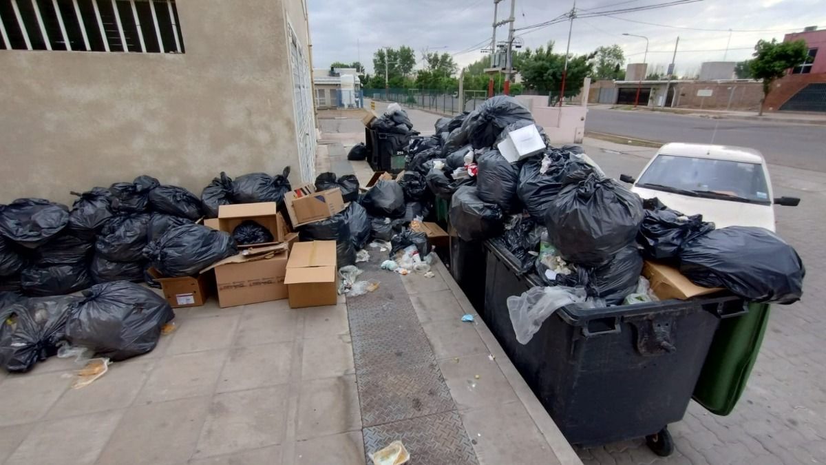 Durante el paro anterior, se acumuló bastante basura en zonas clave de Las Heras, como las inmediaciones del Hospital Carrillo. Durante el paro anterior, se acumuló bastante basura en zonas clave de Las Heras, como las inmediaciones del Hospital Carrillo.