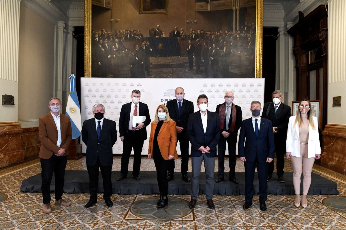 Del encuentro, al que se sumó el titular de la Cámara de Diputados, Sergio Massa, participaron rectores, decanos e investigadores de distintas Universidades del Gran Buenos Aires, Mendoza, Rosario, Tucumán y Córdoba.