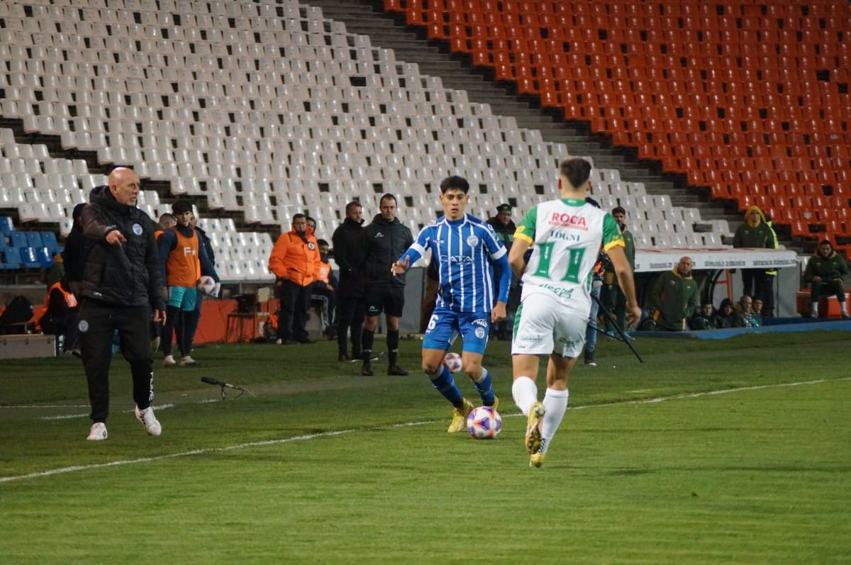 Mateo Mendoza se proyecta en el choque ante Defensa y Justicia y el Gato Oldrá le da indicaciones. Mateo Mendoza se proyecta en el choque ante Defensa y Justicia y el Gato Oldrá le da indicaciones.