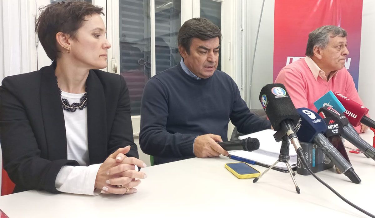 María Elena Quiroga, la abogada de Janina Ortiz, junto a Omar De Marchi y Daniel Orozco