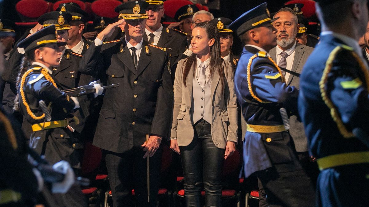 Saludo uno. Eduardo Orellana hace el clásico gesto marcial. A su lado la ministra de Seguridad de la provincia, Mercedes Rus. Saludo uno. Eduardo Orellana hace el clásico gesto marcial. A su lado la ministra de Seguridad de la provincia, Mercedes Rus.