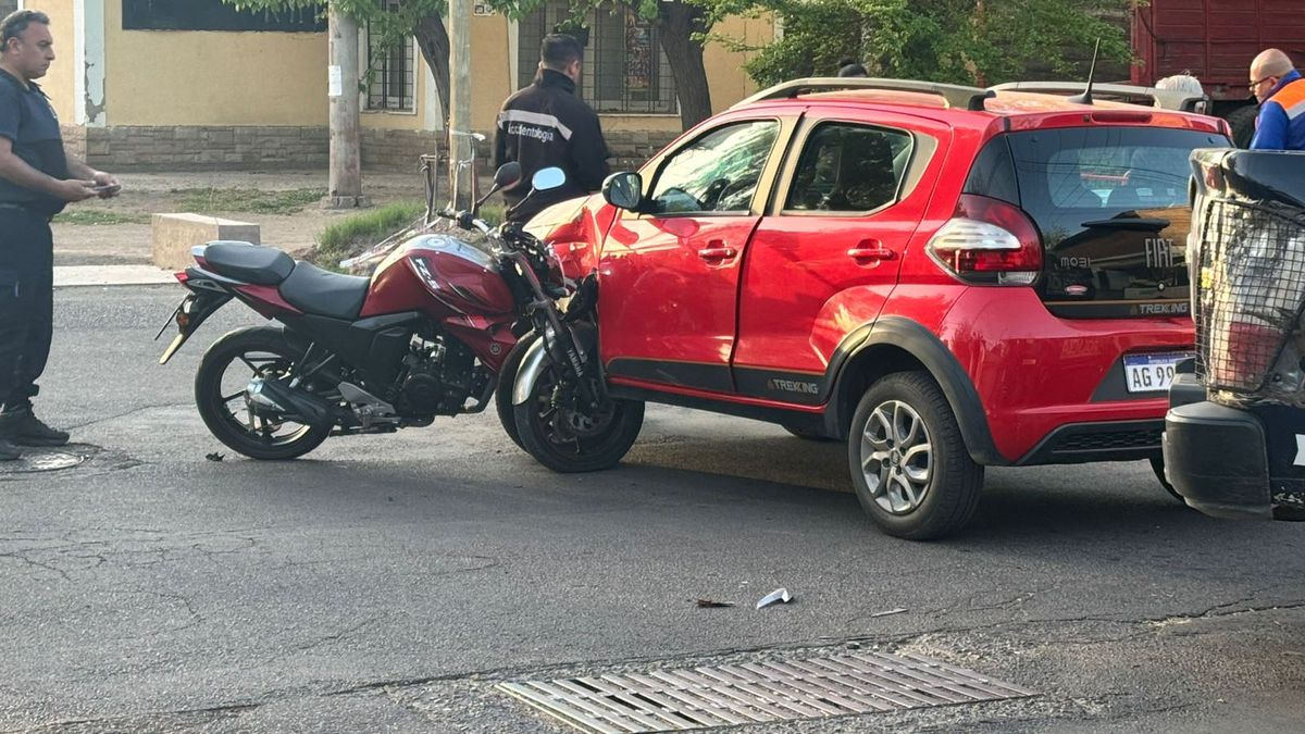 En el accidente en Guaymallén la moto quedó incrustada en el auto.