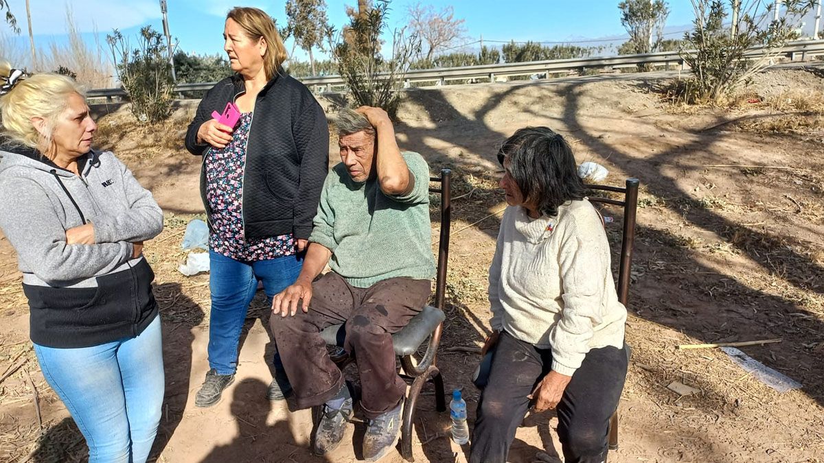 Domingo junto a su esposa, luego de perder todo al incendiarse su casa en Las Heras. Domingo junto a su esposa, luego de perder todo al incendiarse su casa en Las Heras.