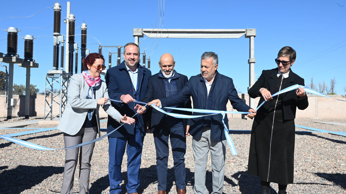 El gobernador Alfredo Cornejo encabezó el acto junto al intendente de Maipú, Matías Stevanato, el gerente general de Edemsa, Ariel Palumbo,&nbsp; la ministra de Energía Jimena Latorre y la titular del Ente Provincial Regulador Eléctrico (EPRE), Andrea Molina.