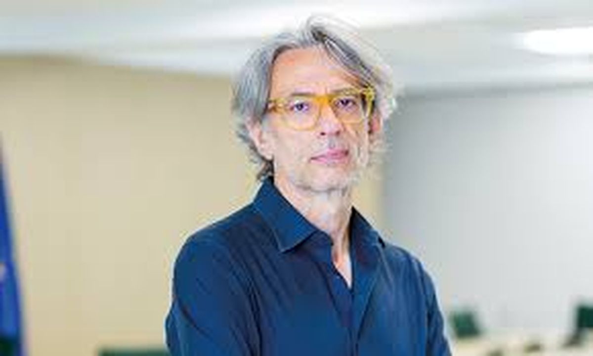 Juan es hincha del Atlético de Madrid. Juan es hincha del Atlético de Madrid.