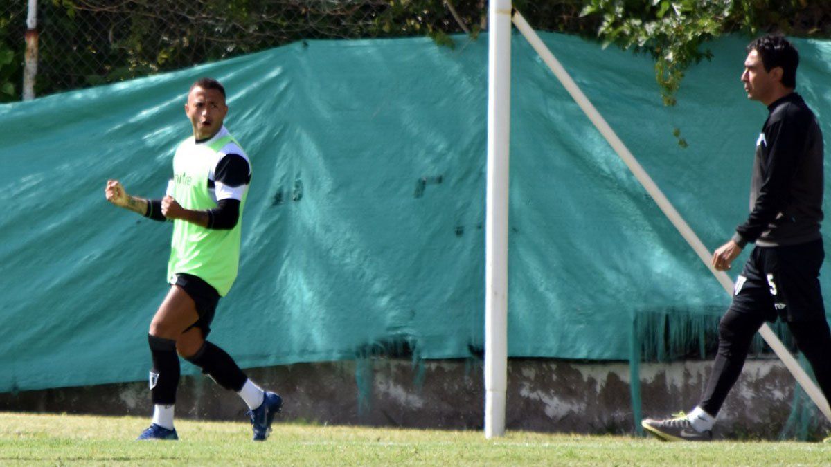 Brian Andrada festejando su gol. Foto: gentileza Prensa Gimnasia y Esgrima.