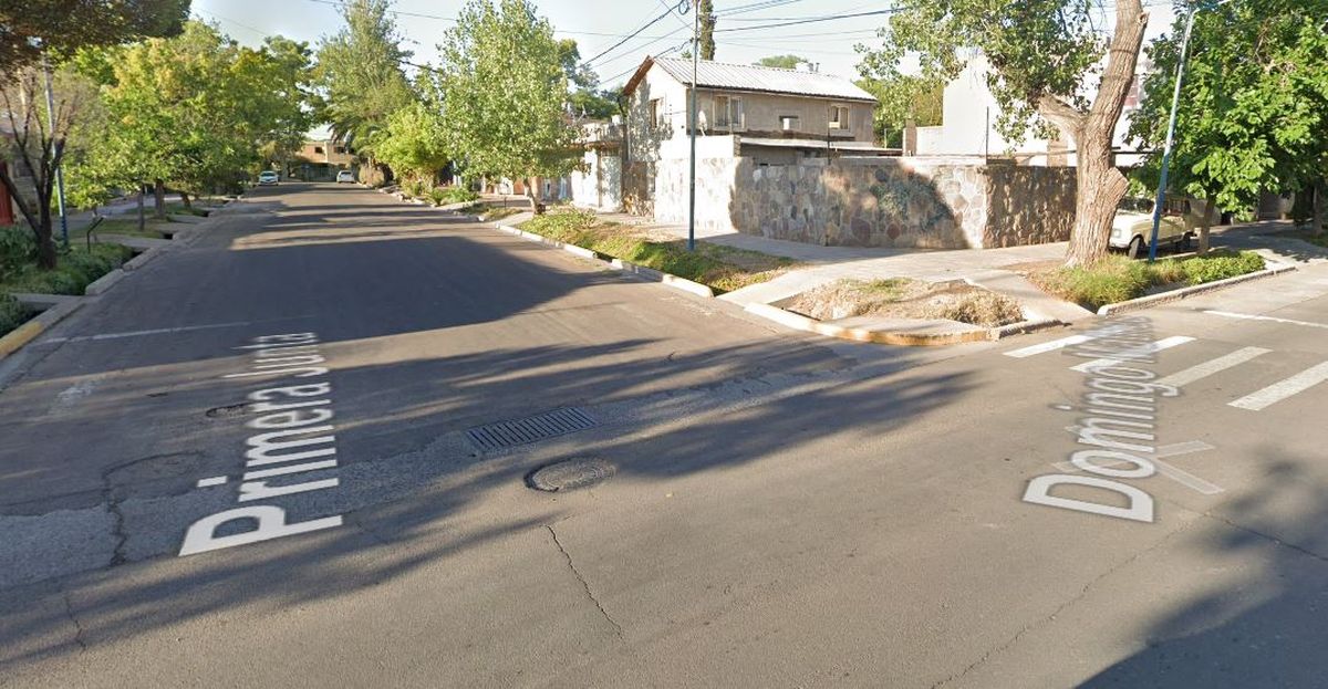 En Matheu y Primera Junta, de Godoy Cruz, fue el accidente de tránsito del miércoles entre una moto y un auto. El conductor del rodado menor falleció este jueves. Son 80 las víctimas fatales este año. En Matheu y Primera Junta, de Godoy Cruz, fue el accidente de tránsito del miércoles entre una moto y un auto. El conductor del rodado menor falleció este jueves. Son 80 las víctimas fatales este año.