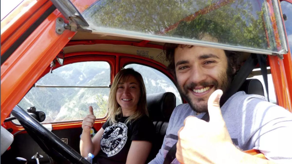 La pareja de mendocinos que recorrió 30.000 kilómetros en Europa y Asia a bordo de su citröen 3CV La pareja de mendocinos que recorrió 30.000 kilómetros en Europa y Asia a bordo de su citröen 3CV
