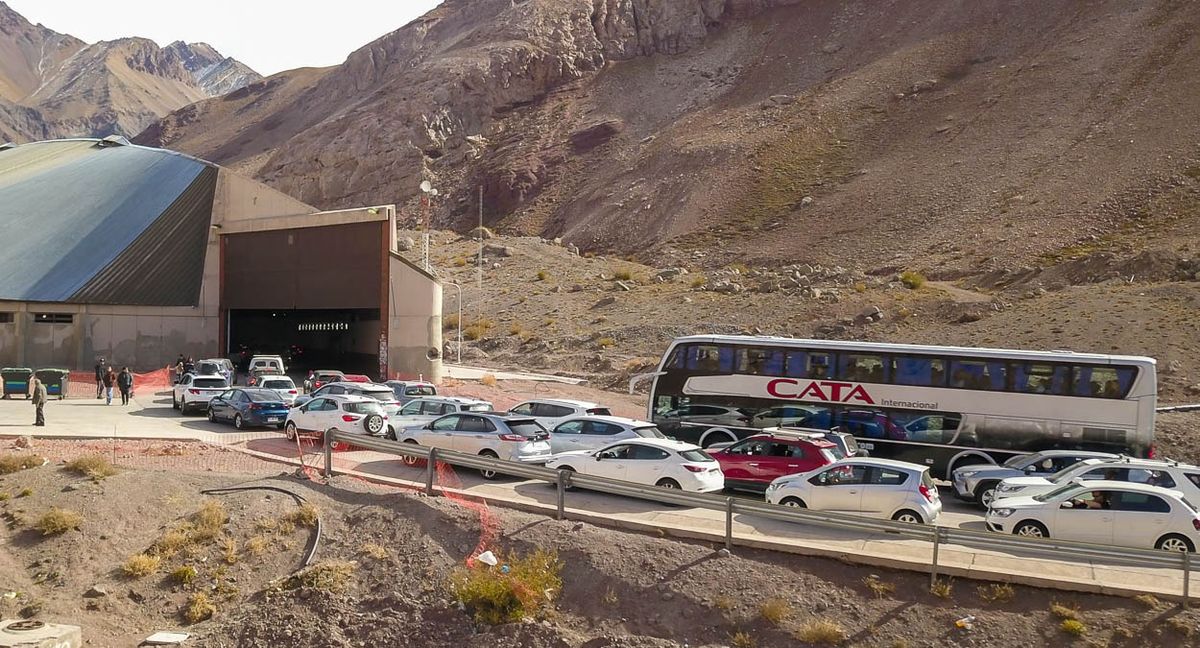 Varias filas de autos a la espera de ingresar a la aduana de Horcones. Los entes que actúan en el paso a Chile son mundos separados