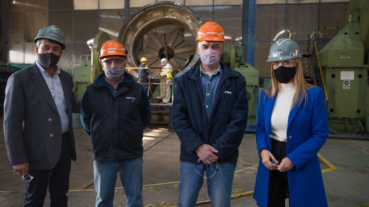 Anabel Fern&aacute;ndez Sagasti y Adolfo Bermejo durante una recorrida por la empresa IMPSA.
