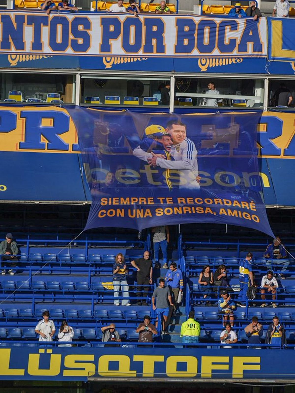 Riquelme colgó una bandera para Miguel Ángel Russo.