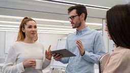 El truco psicológico para que todos te escuchen en el trabajo