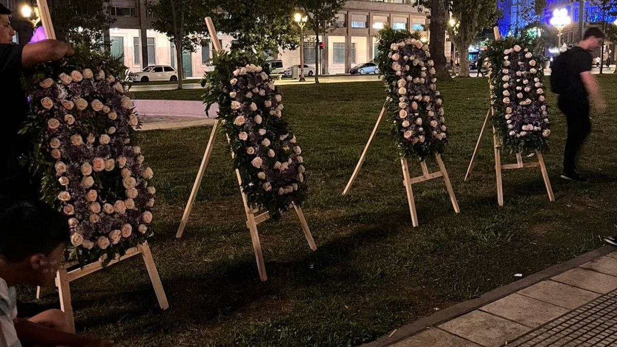 Coronas de flores. Otra de las postales que circularon durante la noche del sábado. Coronas de flores. Otra de las postales que circularon durante la noche del sábado.