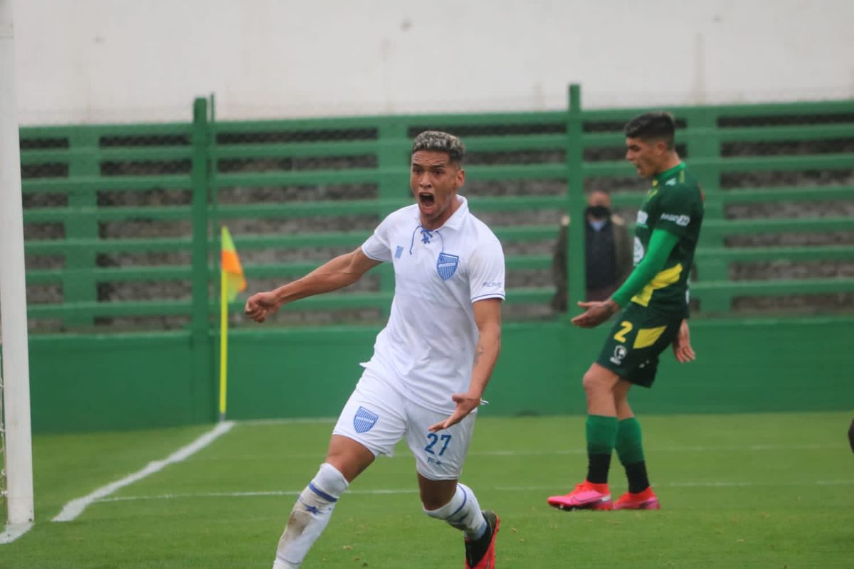 Sebastián Lomónaco marcó el primer gol de Godoy Cruz en Florencio Varela.