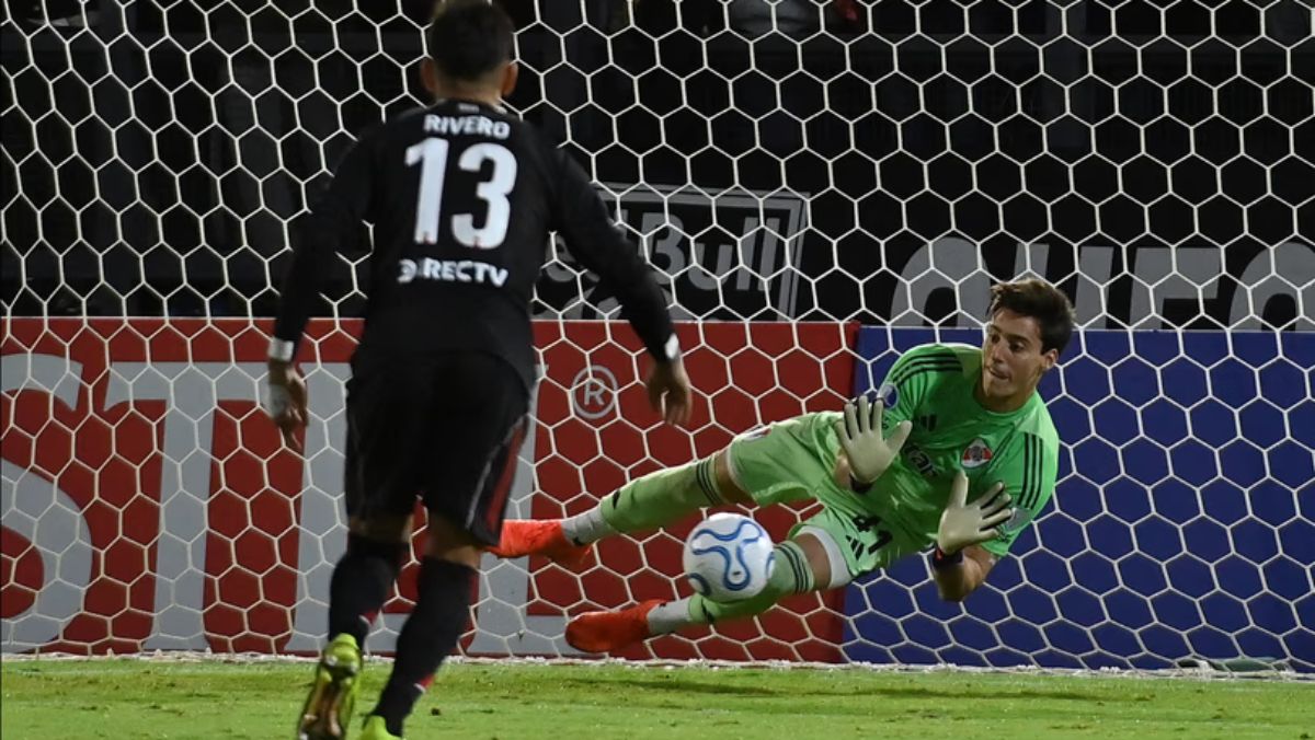 Santiago Beltrán hizo todo para ser el héroe de River, pero falló el último penal y se fue con toda la tristeza del mundo por la eliminación en Copa Sudamericana en el Monumental. Santiago Beltrán hizo todo para ser el héroe de River, pero falló el último penal y se fue con toda la tristeza del mundo por la eliminación en Copa Sudamericana en el Monumental.