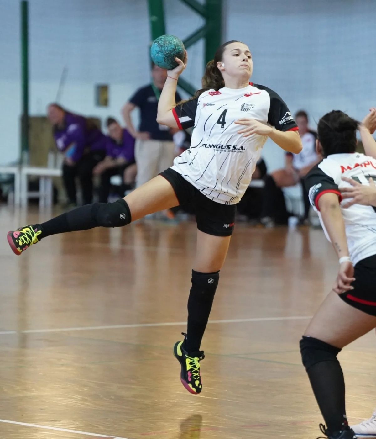 Las chicas de la Municipalidad de Maipú no pudieron con Dorrego y sumaron la segunda derrota, que las dejó fuera de las semifinales. Las chicas de la Municipalidad de Maipú no pudieron con Dorrego y sumaron la segunda derrota, que las dejó fuera de las semifinales.