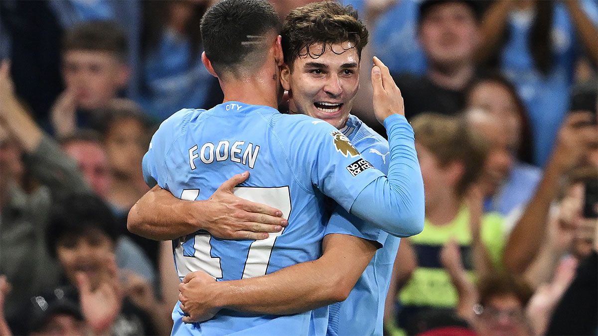Julián Álvarez es felicitado por Foden tras anotar el gol del manchester City sobre Newcastle.