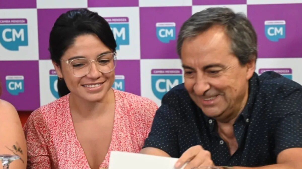 Sol Salinas junto a Enrique Thomas, otro dirigente del PRO que se opone al sector demarchista.