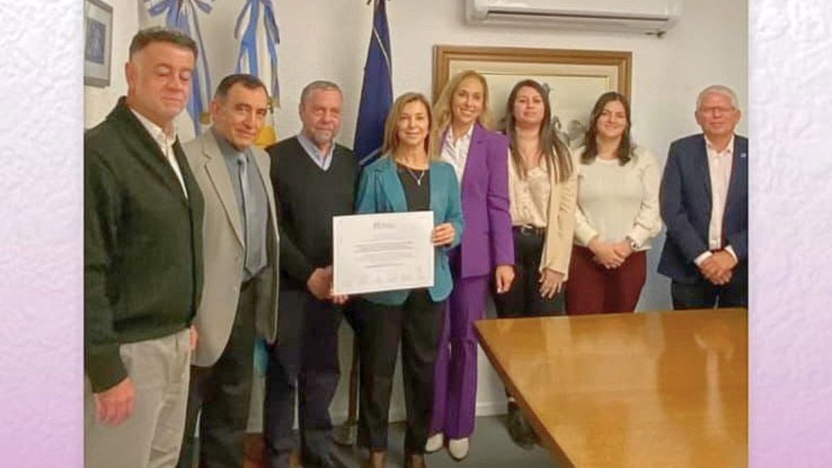 El equipo del Imbecu - Conicet, reconocido en el Senado de la Provincia, junto a senadores que otorgaron la distinción. En el centro, la investigadora Myriam Laconi, jefa de laboratorio. 