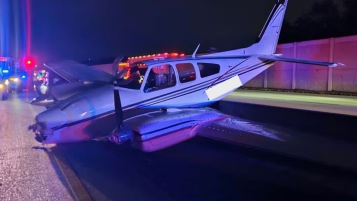 Video: una avioneta en emergencia cayó sobre un auto en una autopista y quedó grabada