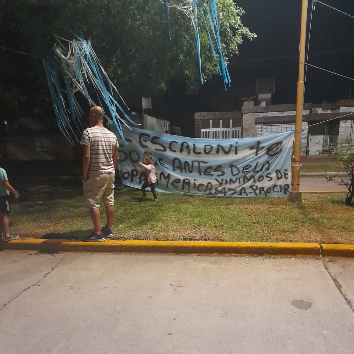 Tras recorrer 843km., Flavio y su novia se estacionaron frente a la casa de Lionel Scaloni y colgaron esta bandera, que resume toda la historia entre el mendocino y el conductor de la Scaloneta.