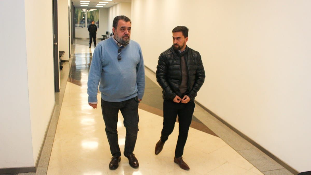 Los abogados Sergio Vignau (izquierda) y Marcelo López Romera al salir de la audiencia en la que se decidió la liberación de Macho.
