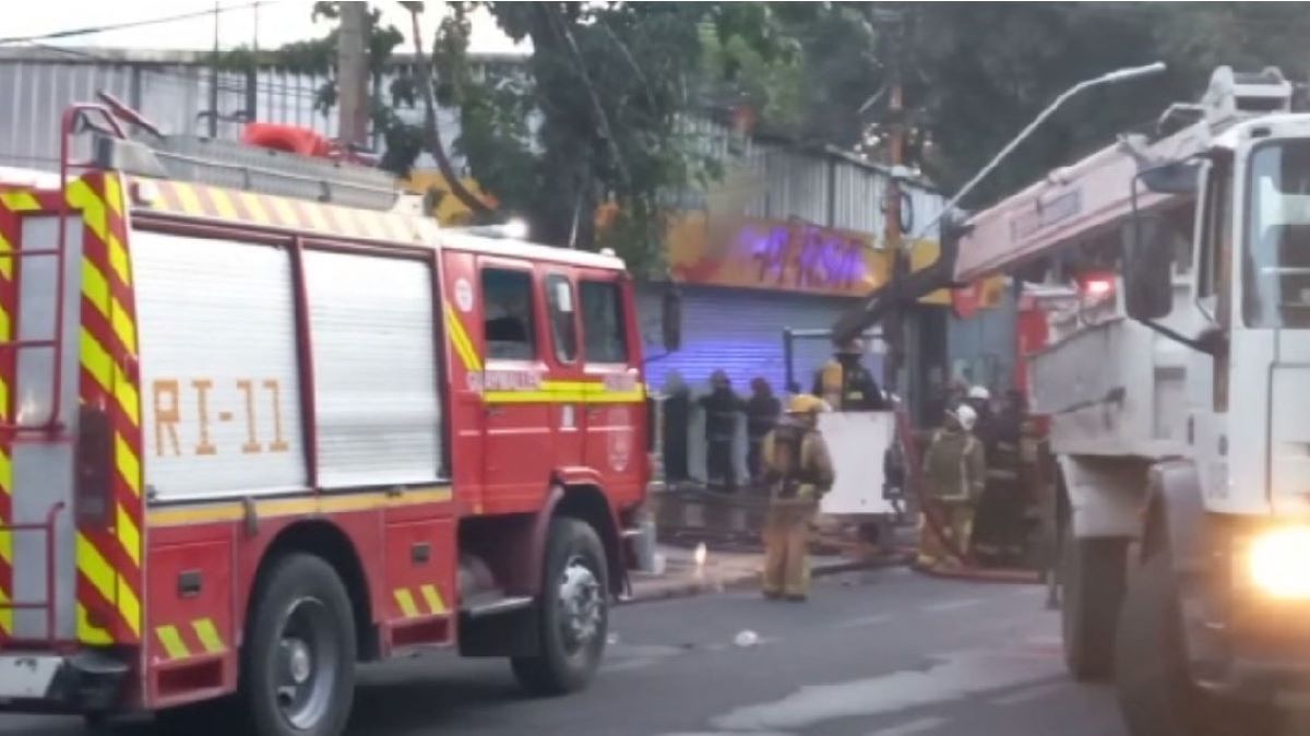 Bomberos, Defesan Civil, Policía, personal municipal y otras entidades trabajaron en calle General Paz y Patricias Mendocinas para controlar las llamas del incendio ocurrido el lunes.