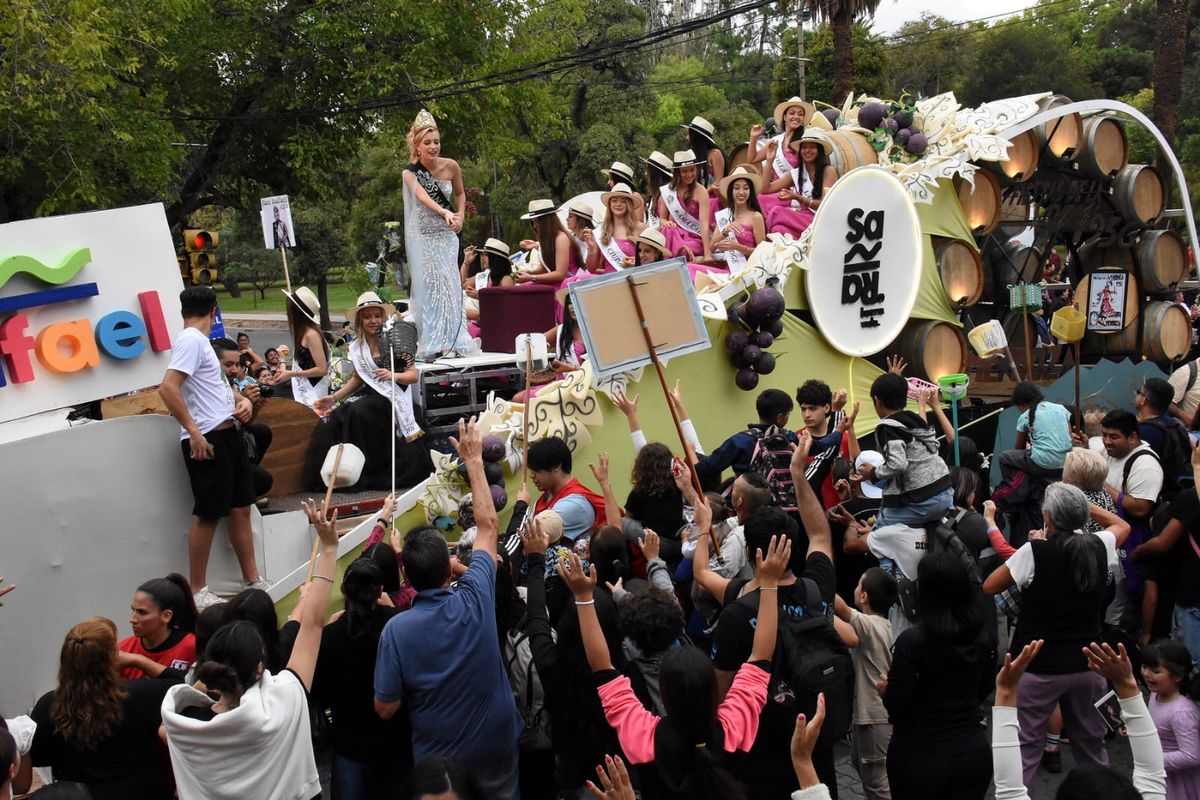 Entre vides y barricas se colocaron las soberanas sanrafaelinas de la Vendimia 2026. El carro se llevó el segundo premio. Entre vides y barricas se colocaron las soberanas sanrafaelinas de la Vendimia 2026. El carro se llevó el segundo premio.