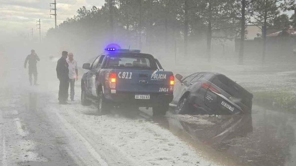 Así quedó una camioneta tras el fuerte temporal de granizo en Funes, Santa Fe. Así quedó una camioneta tras el fuerte temporal de granizo en Funes, Santa Fe.