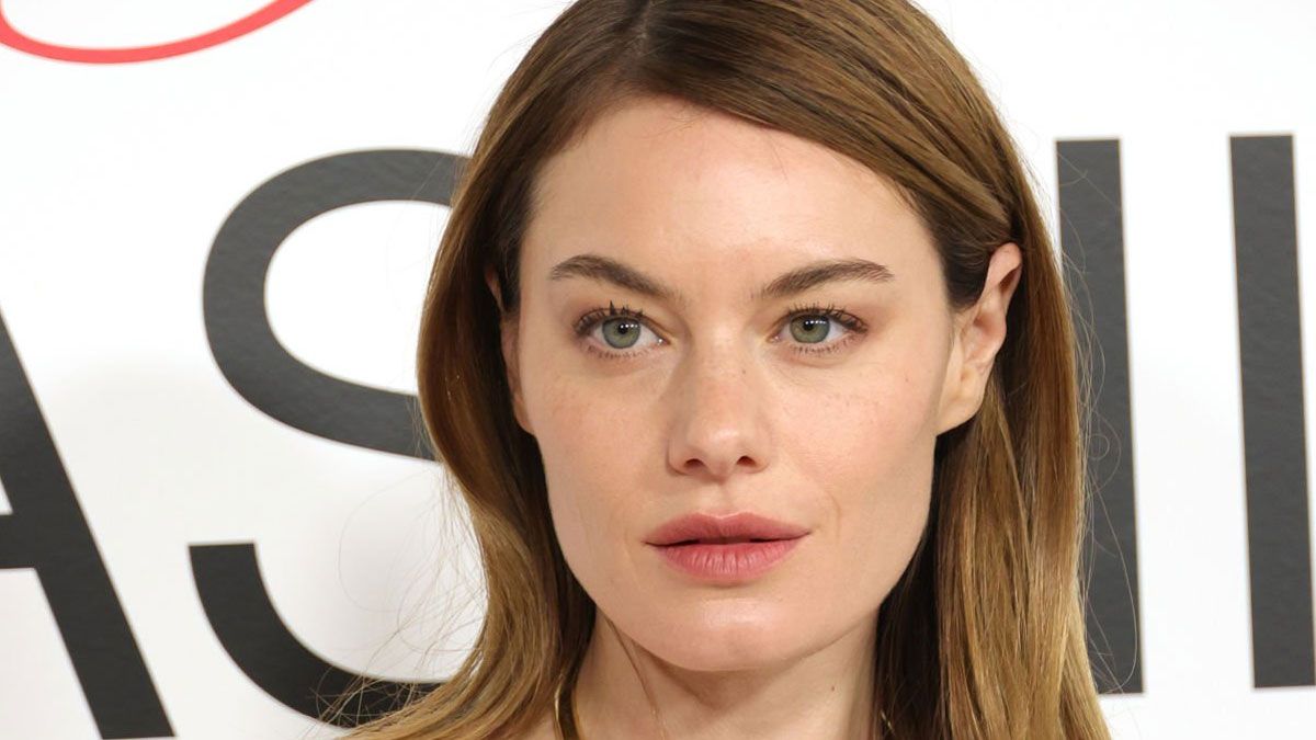 La actriz Camille Rowe interpreta a Roxana en la película de Netflix