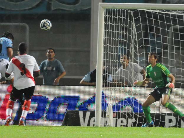 Barovero y el gol de la polémica: El árbitro lo cobró y el línea no