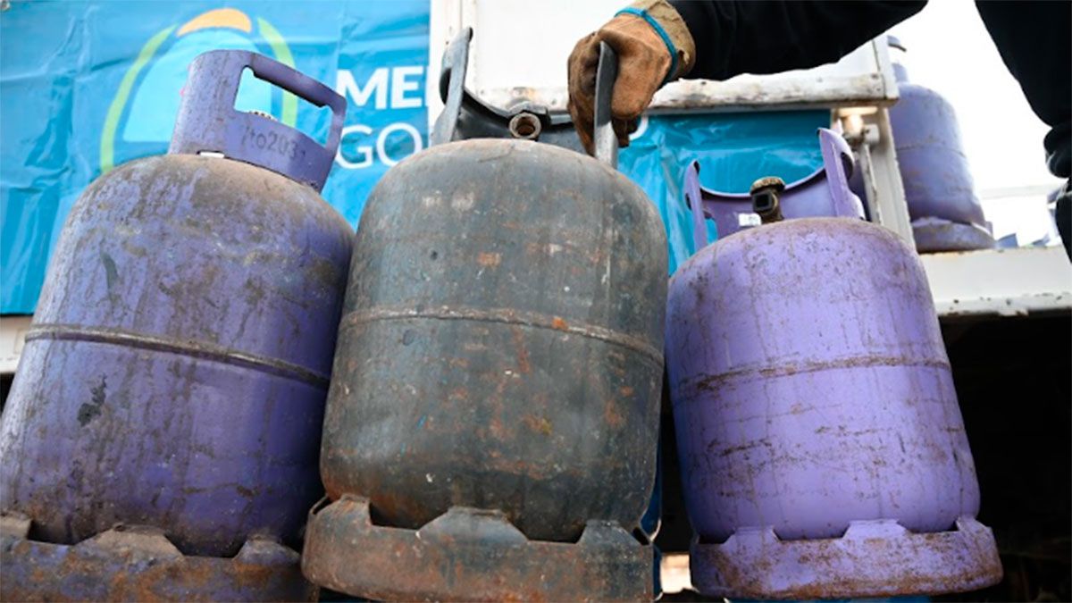 El programa "La Garrafa en tu Barrio" en Mendoza es una iniciativa del gobierno provincial que busca garantizar el acceso a garrafas de gas subsidiadas a precios más bajos para hogares que no cuentan con acceso a gas natural por redes. El programa "La Garrafa en tu Barrio" en Mendoza es una iniciativa del gobierno provincial que busca garantizar el acceso a garrafas de gas subsidiadas a precios más bajos para hogares que no cuentan con acceso a gas natural por redes.