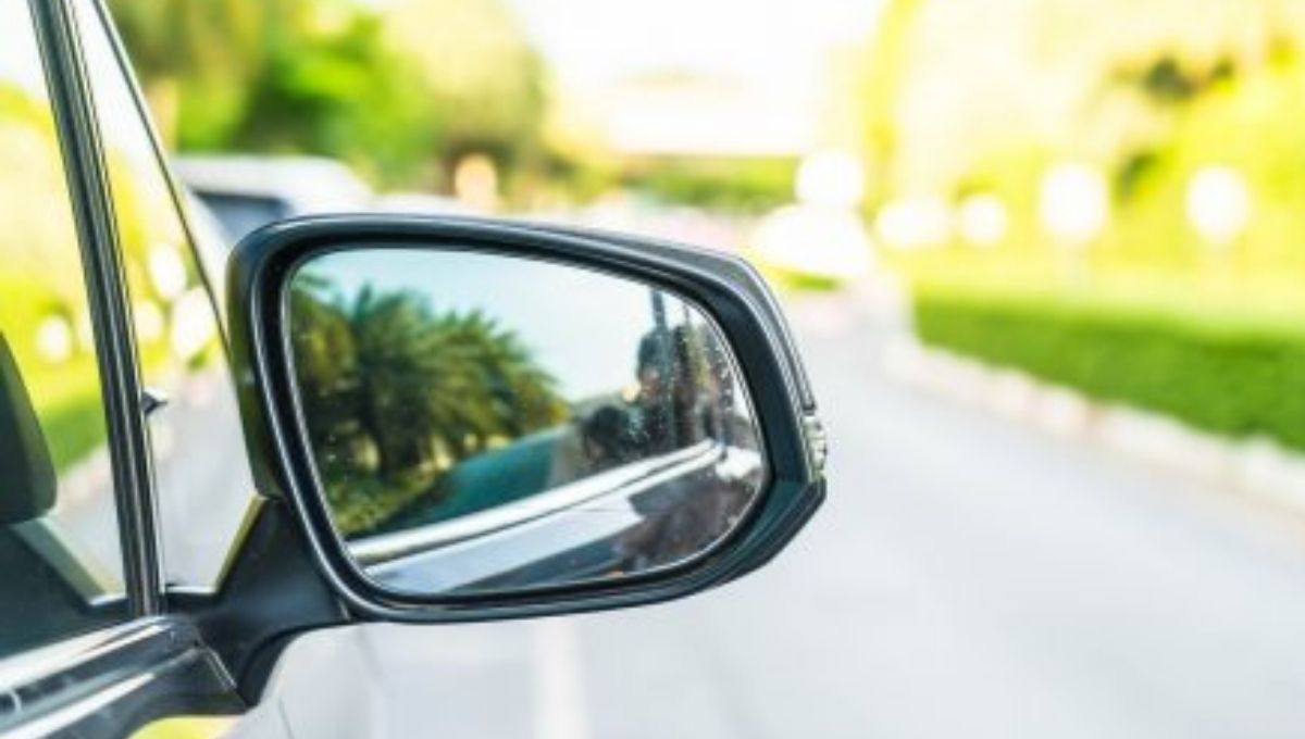 El truco casero con una papa para limpiar e impermeabilizar los espejos del auto de manera económica