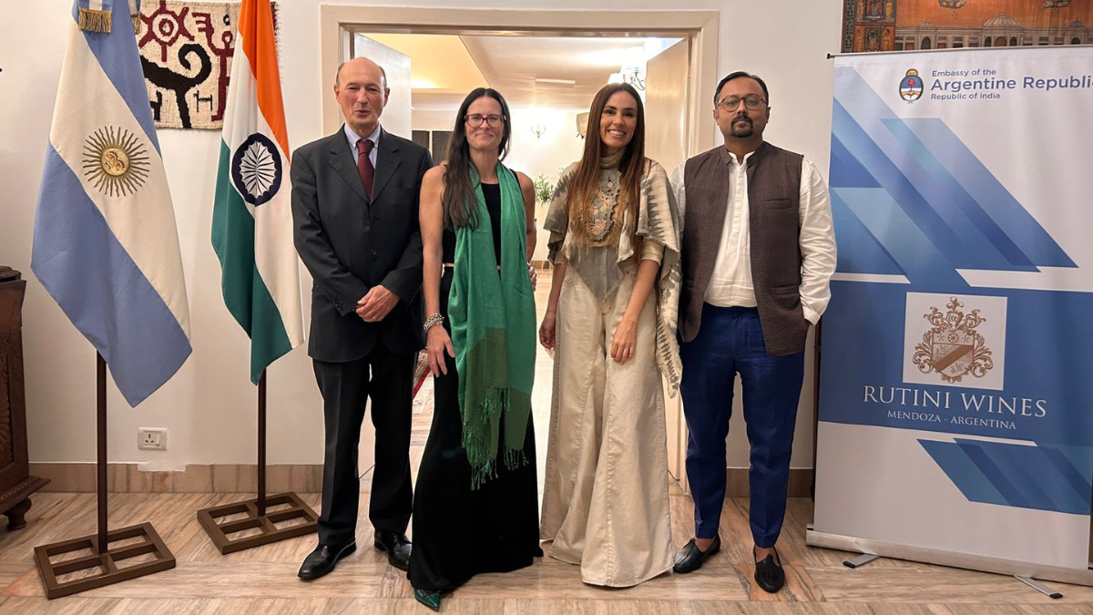Florencia junto con el Embajador argentino en Delhi, su patrocinador Abhishek Basu y la artista visual Julia Romano.&nbsp;
