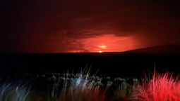 Fotografía cedida por el Observatorio de volcanes de Hawái a través del Servicio Geológico de Estados Unidos (USGS) donde se ve la erupción del volcán Mauna Loa, en Waikoloa, Hawái en Estados Unidos. Crédito: EFE/Hawaiian Volcano Observatory.