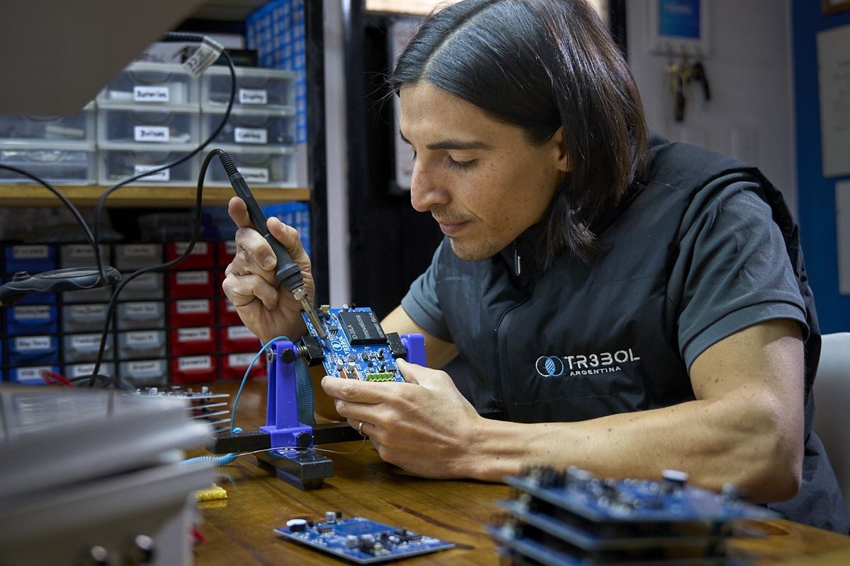 Una habitación de pequeñas dimensiones alcanza para que Emanuel Jordán, con su empresa Tr3bol Argentina, desarrolle tecnología de última generación a industrias de varias partes del mundo. Una habitación de pequeñas dimensiones alcanza para que Emanuel Jordán, con su empresa Tr3bol Argentina, desarrolle tecnología de última generación a industrias de varias partes del mundo.